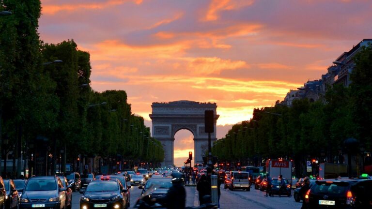 QUESTIS-Champs-Elysees.jpg